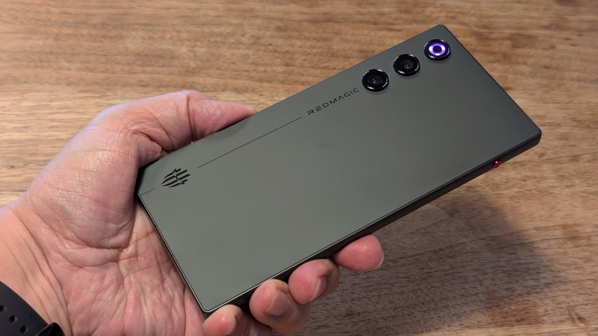 シックで大人なデザインのゲーミングスマホ　薄型軽量になった「REDMAGIC 10 Air」レビュー
