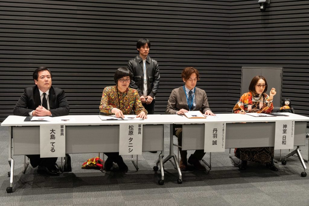 「オカルトネタは恐さの積み重ね…」 劇中に登場するネタを中田秀夫監督が解説！　“どこかがおかしい新場面写真”を独占解禁