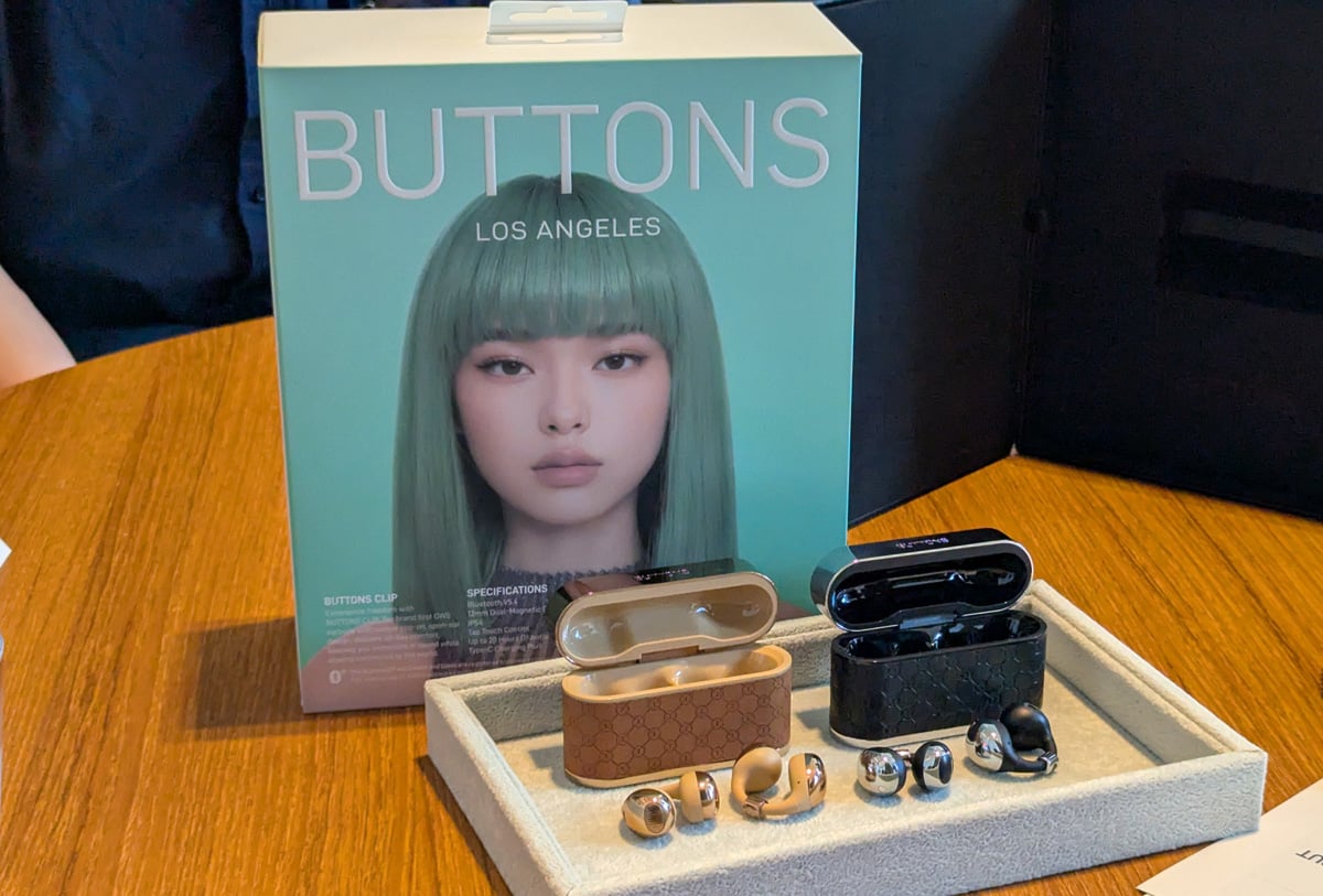 独自AIエージェント「HALI」搭載のイヤーカフ型完全ワイヤレスイヤホン「BUTTONS CLIP」が発売