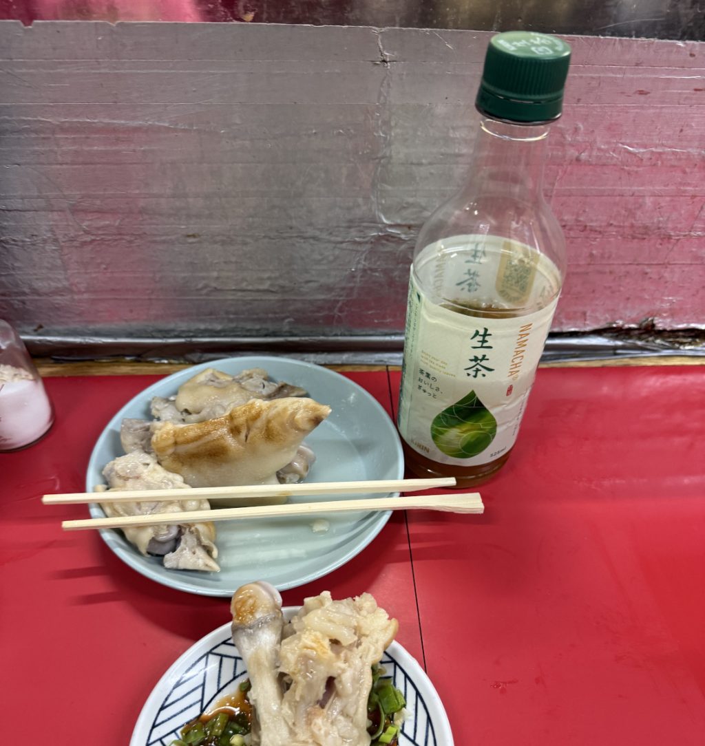 【大阪グルメ】お酒が飲めない人はノンアル持ち込みOK！　コラーゲンオーバーキルな「豚足のかどや」