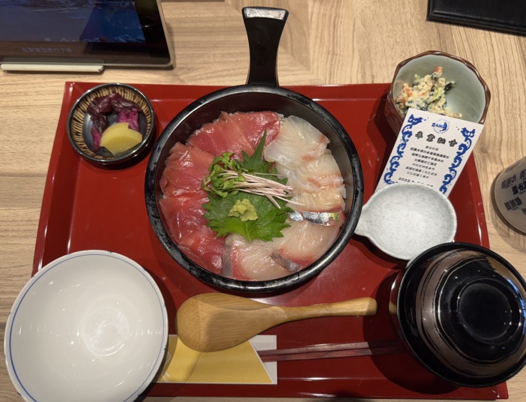【万博グルメ】養殖マグロでおなじみの近大とサントリーが共創の養殖魚専門料理店「近畿大学水産研究所」