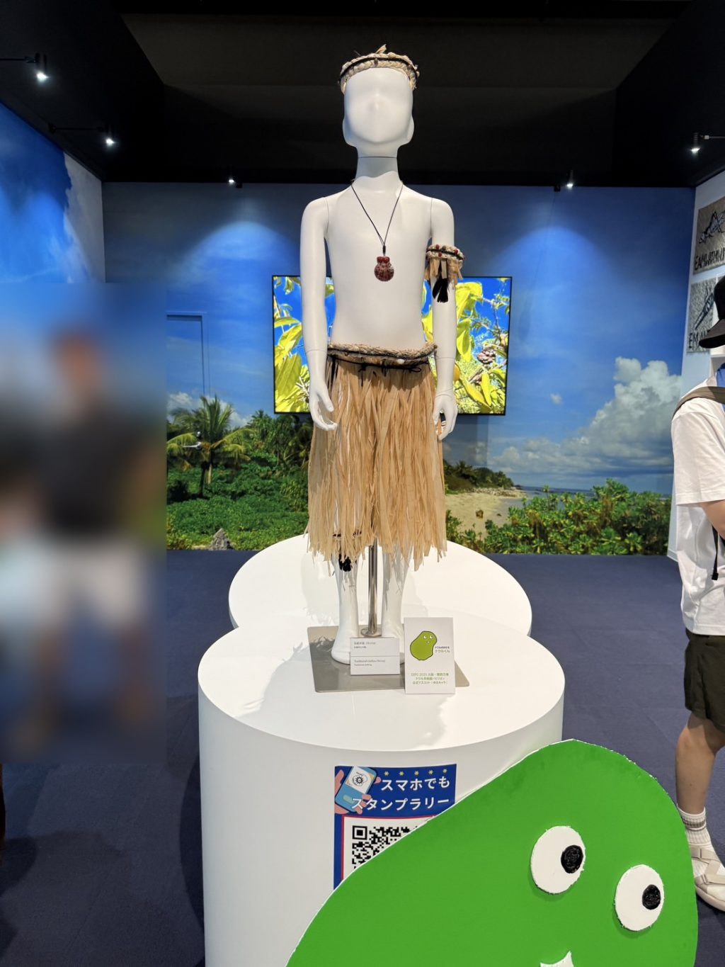【大阪・関西万博】魔法陣グルグルのキタキタ親父！？　ナウル共和国ブースの伝統衣装が話題で公式SNSも反応