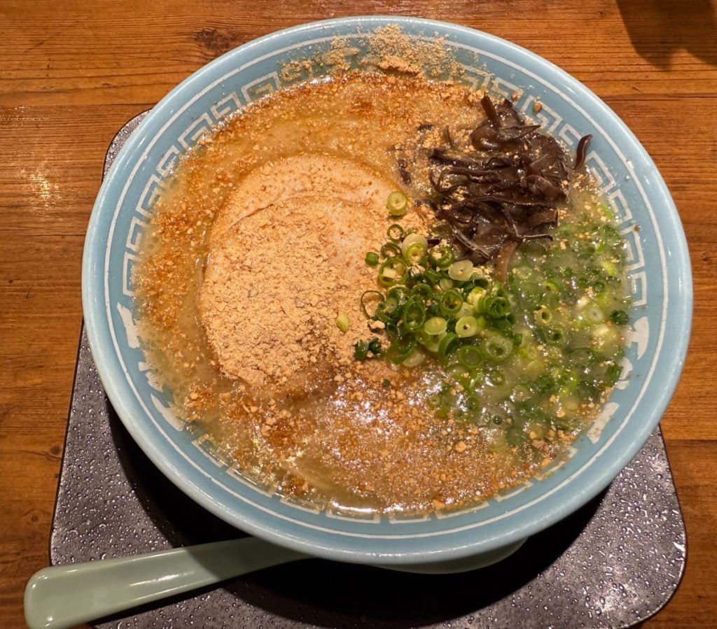 【熊本グルメ】にんにくの醤油漬けが強烈なアクセントに　熊本駅の人気ラーメン店「天外天」