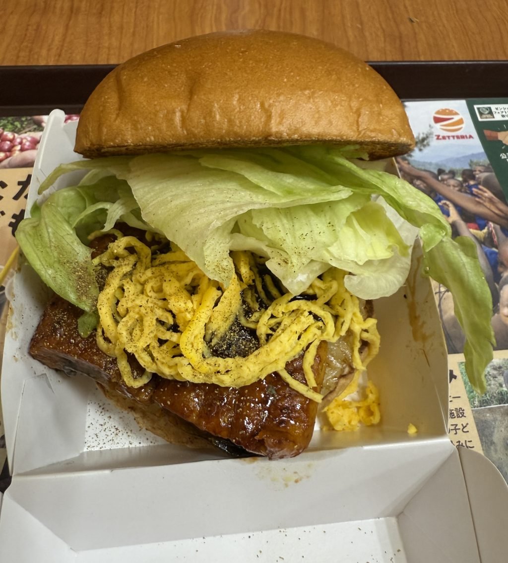 うなぎとごはんとレタスをパンではさむ！？　ロッテリアの「うな丼バーガー」を食べてみた