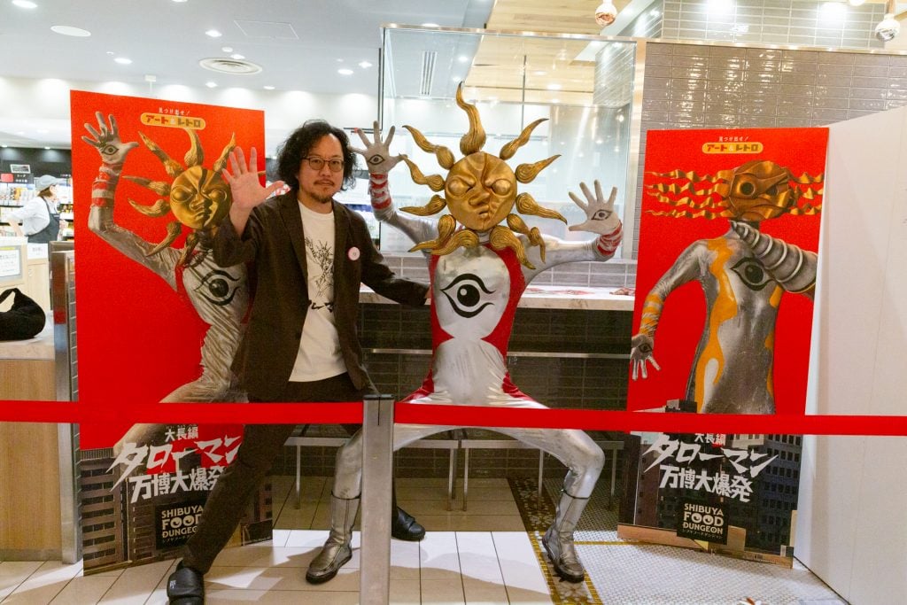 タローマンご本人が降臨！　『大長編 タローマン 万博大爆発』アート＆レトロな世界観が楽しめるタイアップフード＆ラッピング電車