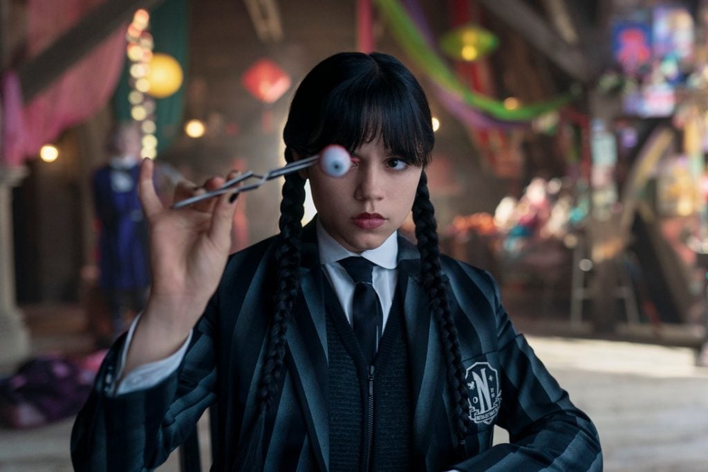 Netflix「ウェンズデー」監督を志すジェナ・オルテガが主演＆S2からプロデューサーも兼任！ 師ティム・バートンとの現場製作で掴んだ手応えとは？