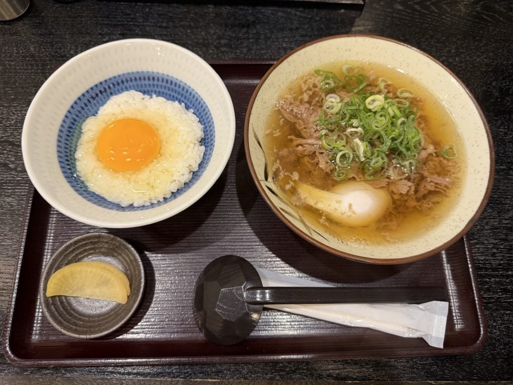 【大阪グルメ】「肉吸い」発祥の店の本店が大行列であきらめた人に……なんばグランド花月の「千とせべっかん」