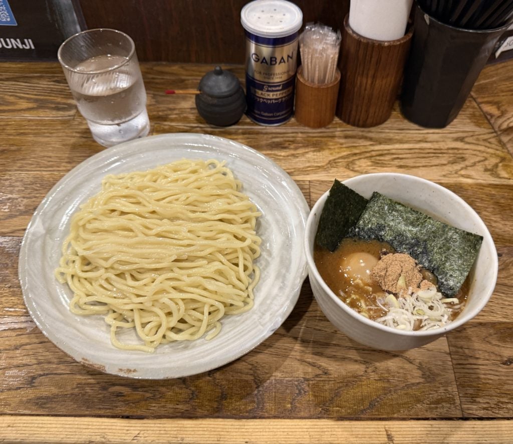【新宿グルメ】創業から18年　変わらぬうまさの新宿「風雲児」得製つけ麺