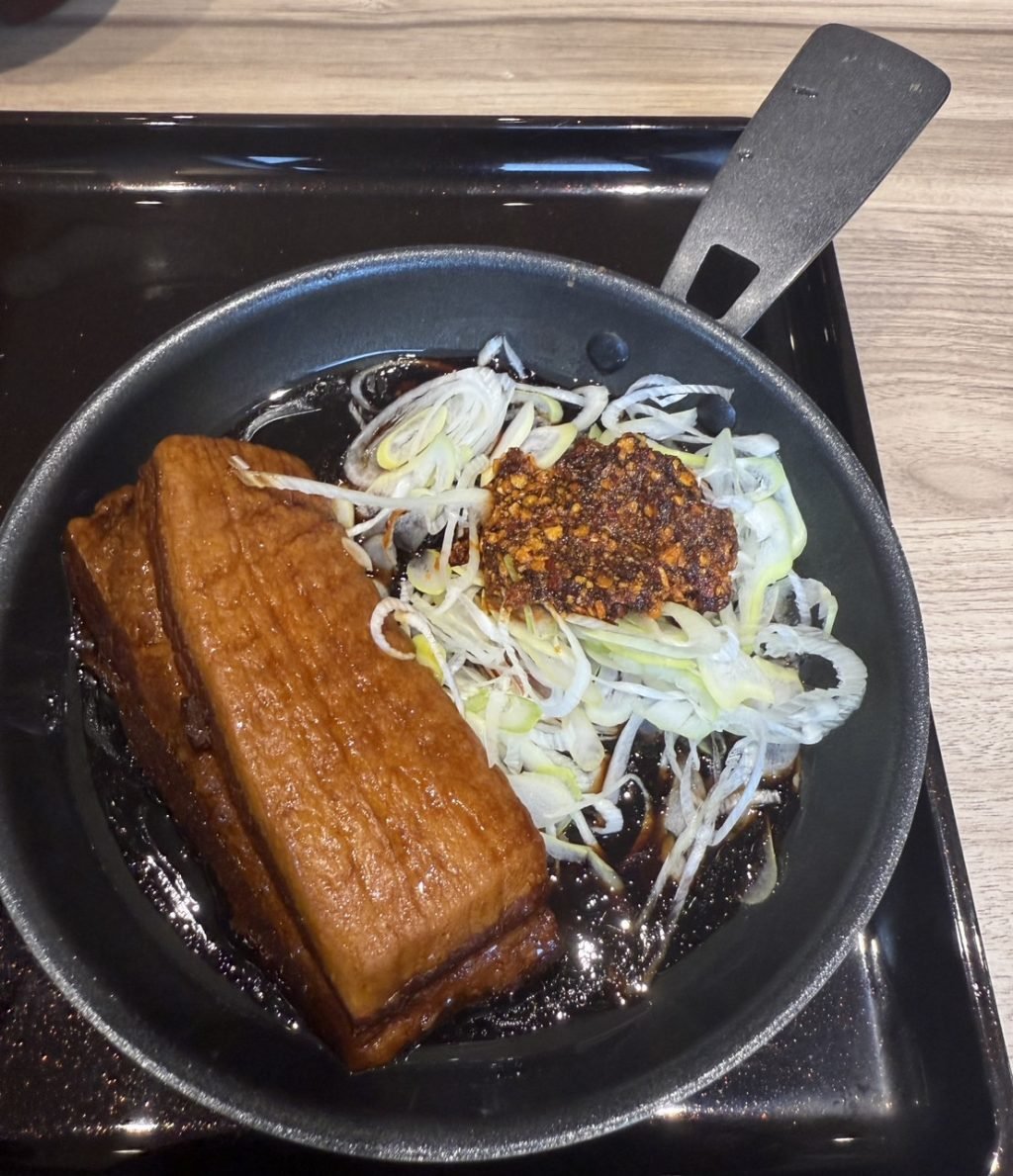 やわらかく分厚い角煮がドーン！　吉野家の「厚切り豚角煮定食」を食べてみた