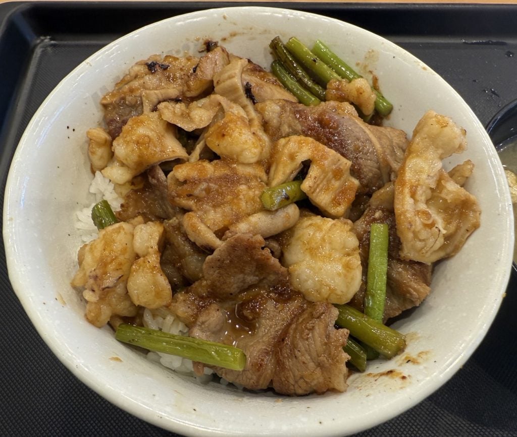松屋が8月12日に「カルビホルモン丼」発売！　お値段は980円　早速食べてみた