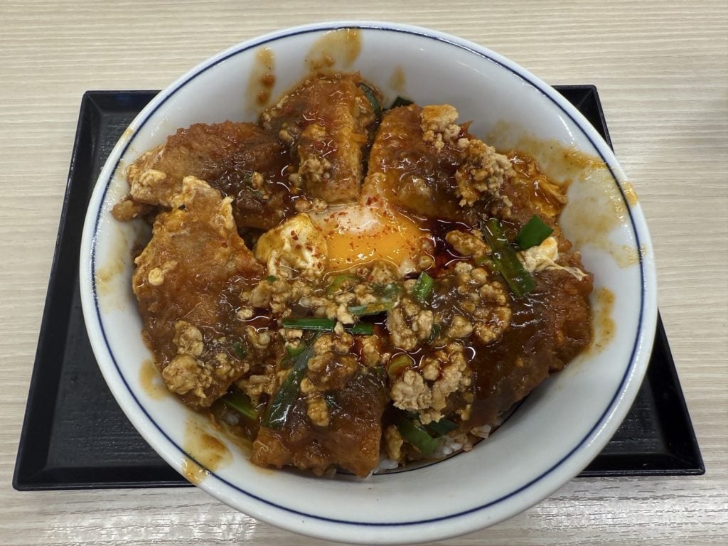 「赤辛カツ丼」と同時発売　「かつや」の期間限定新メニュー「カレーカツ丼」を食べてみた