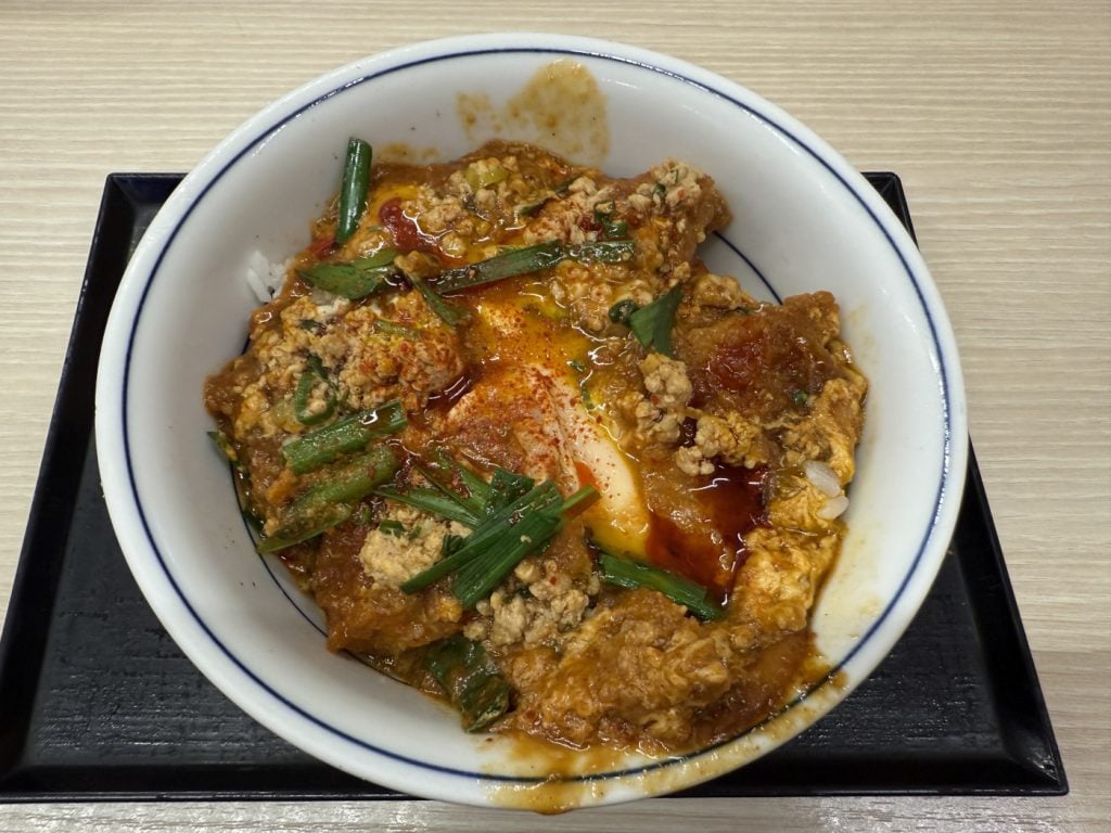 辛い！でもウマい！「かつや」の期間限定新メニュー「赤辛カツ丼」を食べてみた