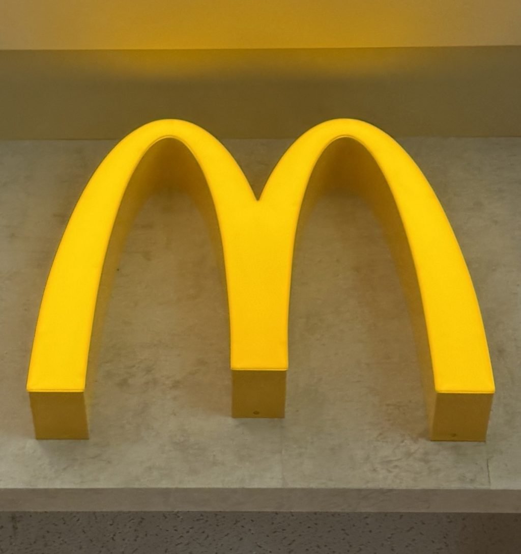 マクドナルドのハッピーセット騒動でひろゆきさん「店内で食べ終わったお客さんにだけポケモンカード配るようにすればよくない？」ツイートし反響