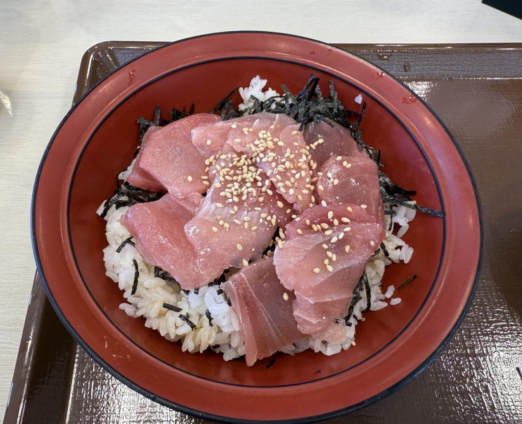 すき家インフルエンサー・マナリスさん「お前を2000日待ってたぞ」　すき家で「まぐろ鉄火丼」販売開始！　8月19日から