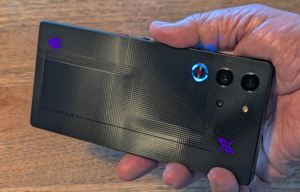 Snapdragon 8 Eliteリーディングバージョン搭載で完全フラット背面のゲーミングスマホ　「REDMAGIC 10S Pro」レビュー