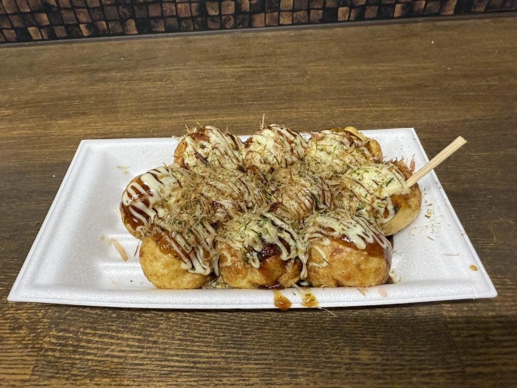 【大阪グルメ】アメリカ村「甲賀流 本店」　吉村洋文知事がひろゆきさんにオススメしていたたこ焼きを食べてみた