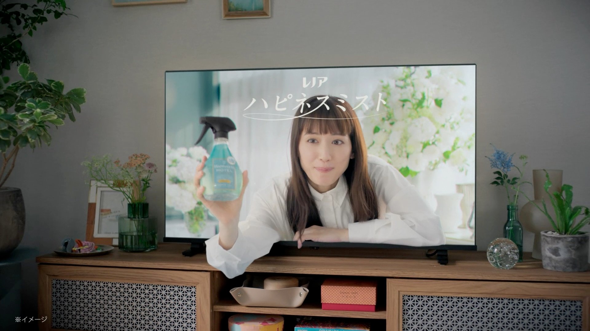 綾瀬はるか、テレビから飛び出して“ハピネシュ”！ 「ハピネスミスト」CMで5つ星ホテルの香りを体感