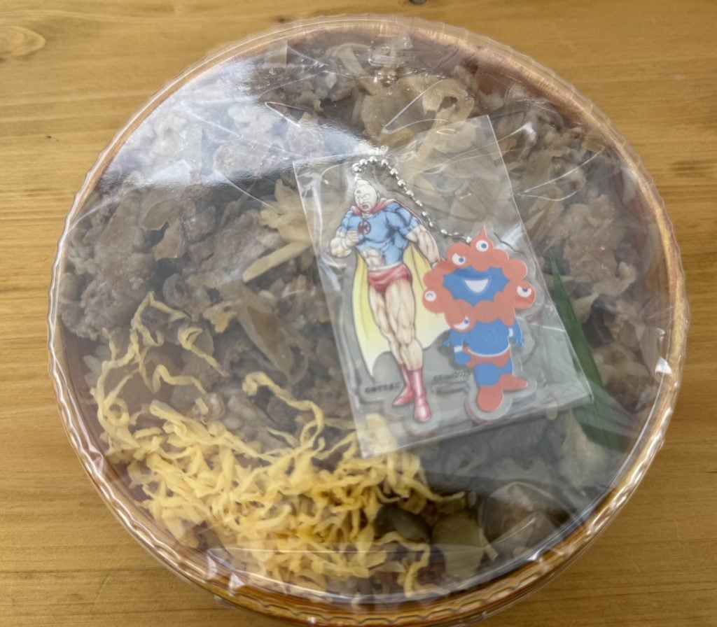 【万博グルメ番外編】キン肉マンとミャクミャクが夢のコラボ！？　まねき食品「超人タッグ弁当 ―但馬牛牛めし―」