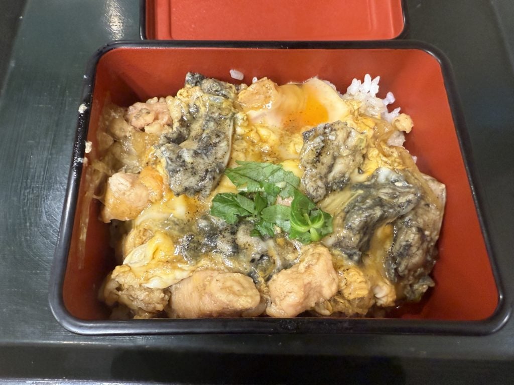 やげん軟骨のコリコリ感がたまらない！　なか卯の「炭火やげん軟骨親子重」を食べてみた