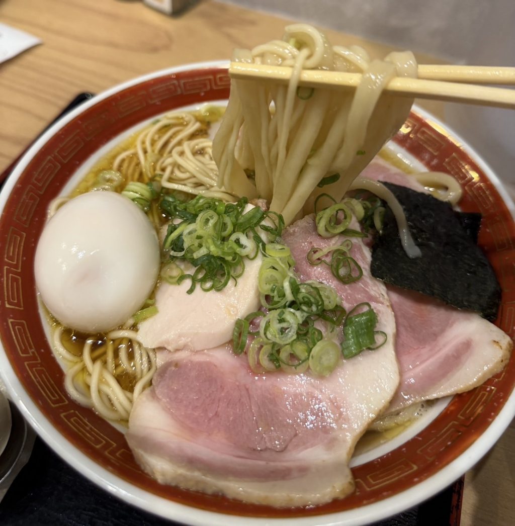 【新宿グルメ】ラーメンとうどんの二刀流！？瀬戸内食堂ねいろ屋「いりこの中華そばうどん合盛り」