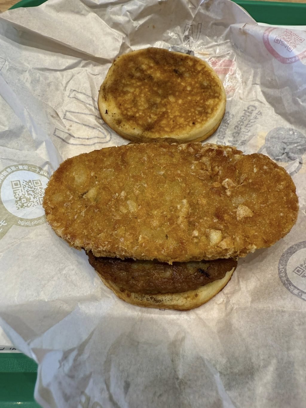 マックグリドルにハッシュポテトをはさんで「ザクッ　ザクッッ」　SNSでバズっていた食べ方を試してみた