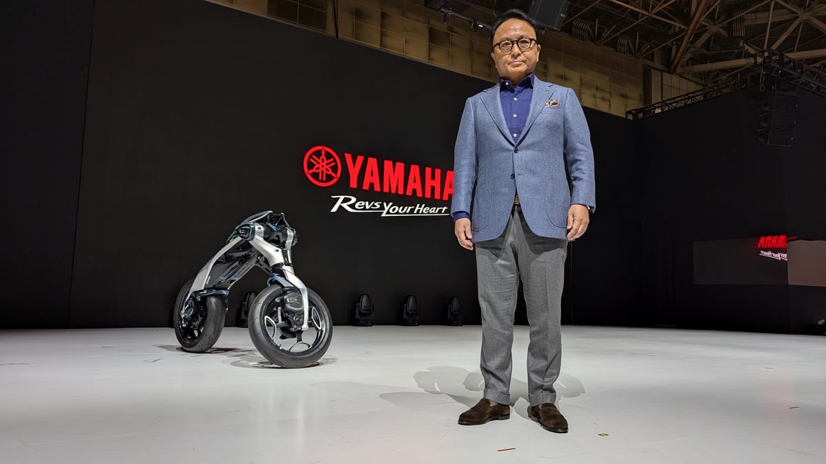 自立するバイク型ロボット「MOTOROiD」はAIで学習して“独り立ち”できるモデルに進化【ジャパンモビリティショー2025】