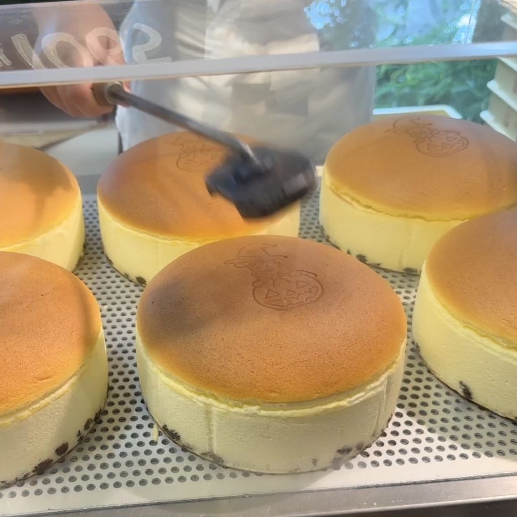 魔女の帽子をかぶってカボチャを……「りくろーおじさんのチーズケーキ」10月はおじさんの焼印がハロウィン仕様に