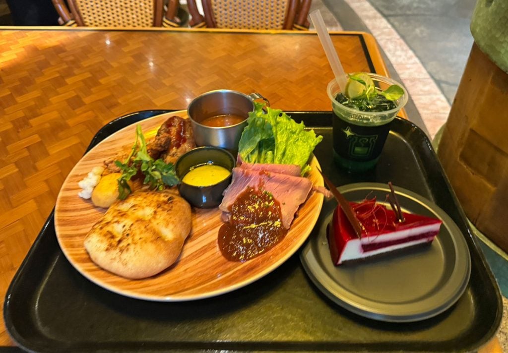 USJで「モンスターハンターワイルズ ～モリバーの宴～」開催！　盛り合わせ料理を食べてみた