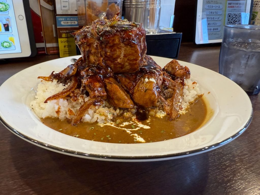肉塊が再び降臨！　CoCo壱番屋が｢ホロ肉ドカンとデミグラスカレー」発売　早速食べてみた