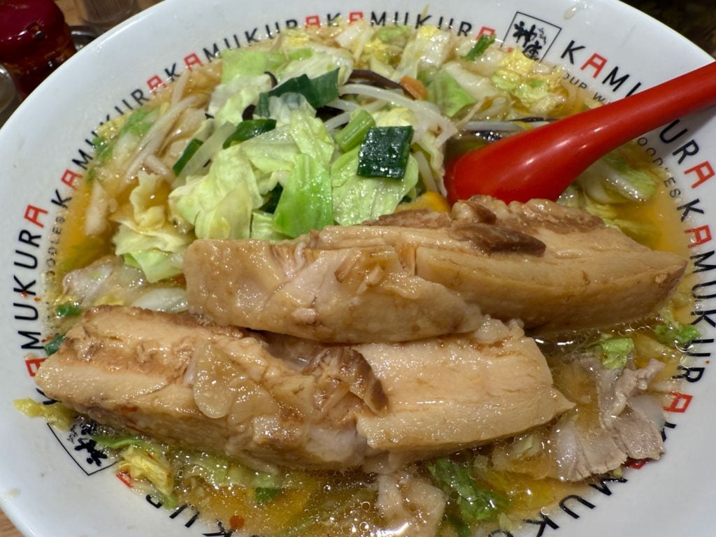 脂身がかなり多め？　「どうとんぼり神座」で1本100gの角煮が2本入った期間限定「とろける幸せ ド満福デッ角煮ラーメン」を食べてみた