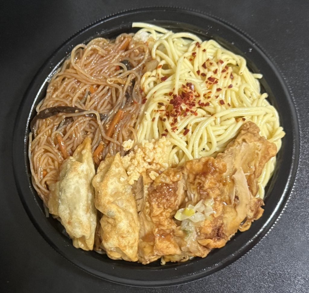 セブンイレブンと「ドカ食いダイスキ！ もちづきさん」のコラボ第2弾　お弁当は1000キロカロリー以上！