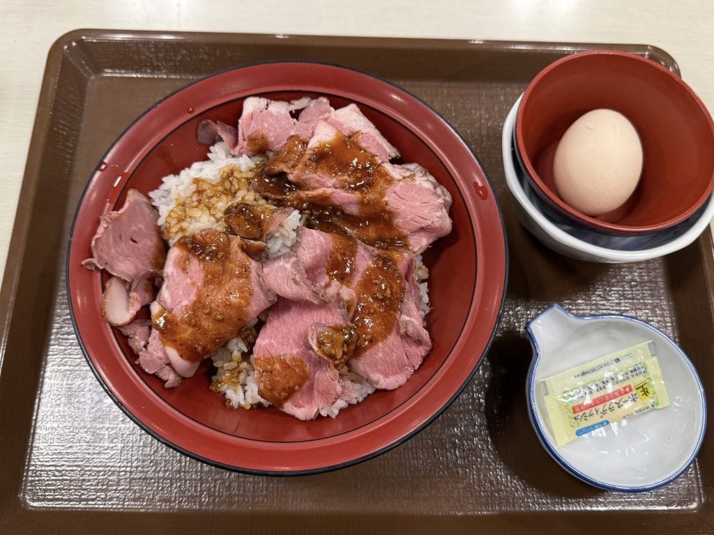 すき家に「ローストビーフ丼」が初登場！　並盛890円で肉3倍のメガは2040円　早速食べてみた