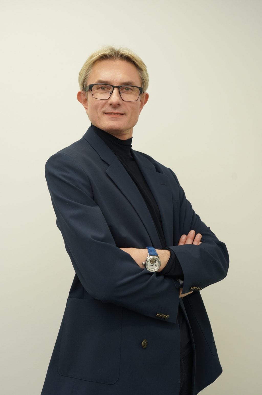 世界中でバズった“9頭身のイケおじ”セルゲイさんが緊急来日！日本のファンへのコメント＆竹内涼真さんとのコラボ動画も