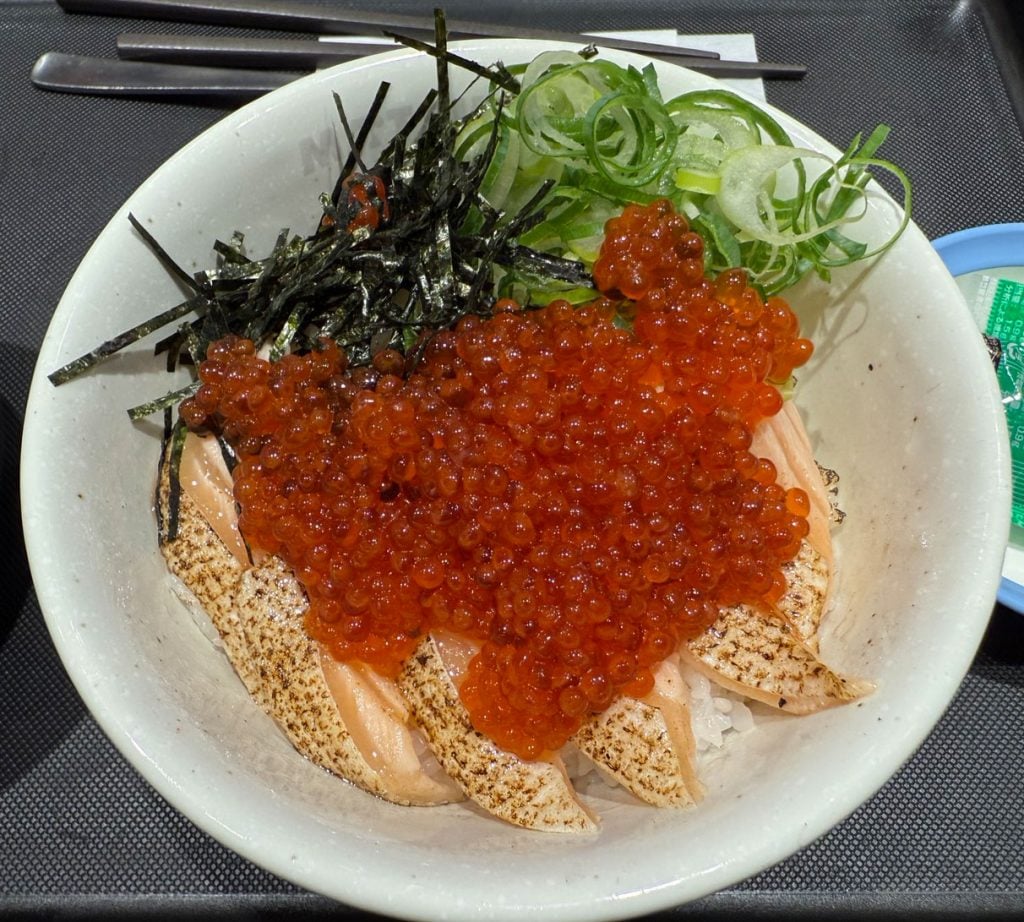 牛丼チェーンの松屋に「いくら丼」登場！　「炙りサーモンいくら丼」を食べてみた