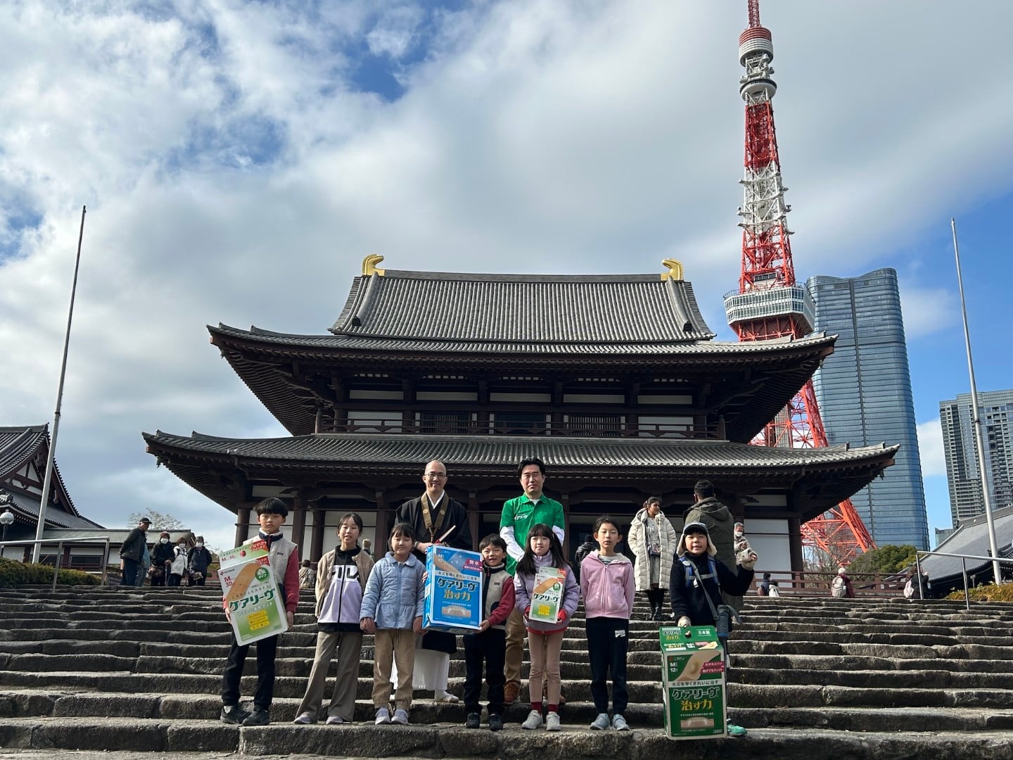 大掃除の日に増上寺でお掃除体験、ニチバンと増上寺から伝えられる手当という言葉に込められた意味