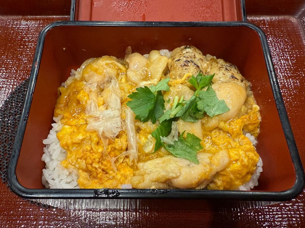 年末年始にふさわしい贅沢なお重！？　なか卯の「絶品親子重」を食べてみた