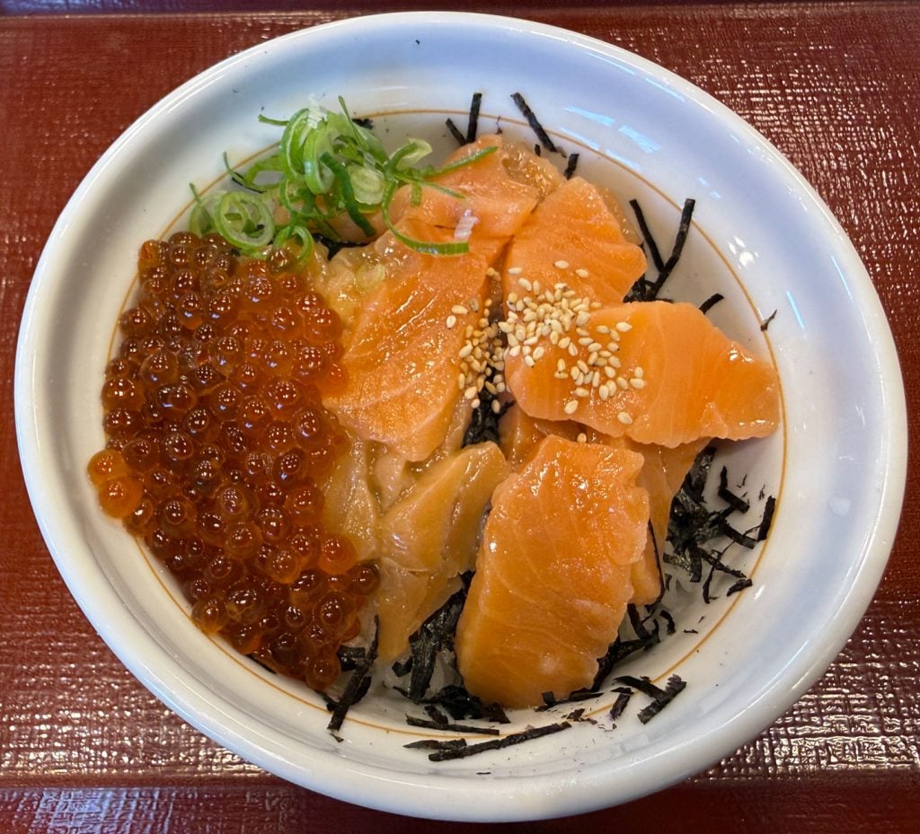 なか卯で「サーモン丼」「サーモンいくら丼」販売中　松屋のいくら・すき家のサーモンとどう違う？