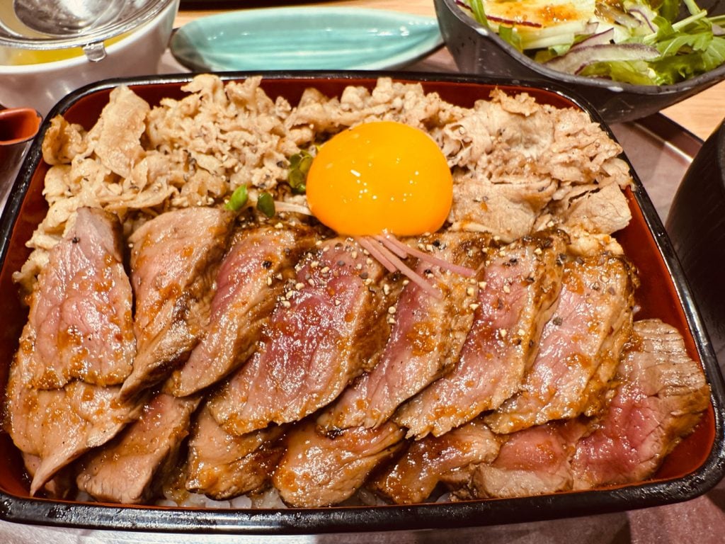 【大阪グルメ】「ビフテキ重・肉飯　ロマン亭」ビフテキと肉飯を両方味わえる「錦重」を食べてみた