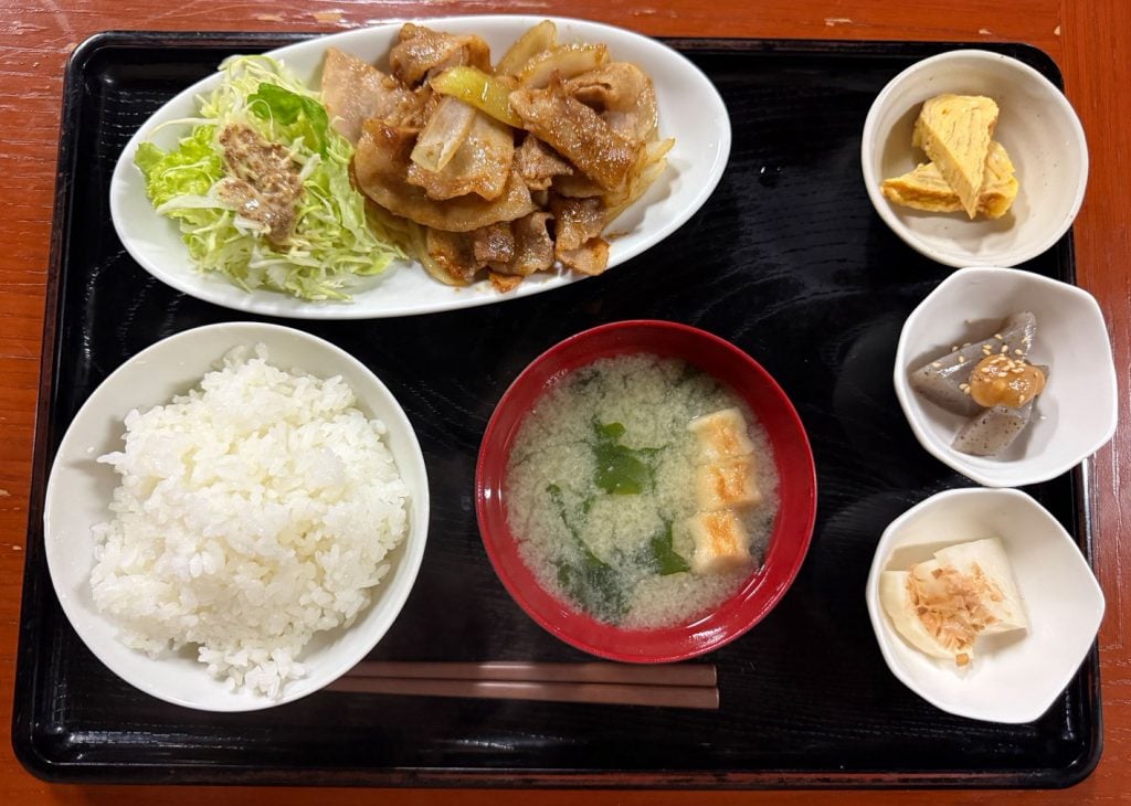 「サウナの聖地」とも呼ばれる静岡の「サウナしきじ」で至福のサウナ飯！　「こういうのでいいんだよ」な生姜焼き定食