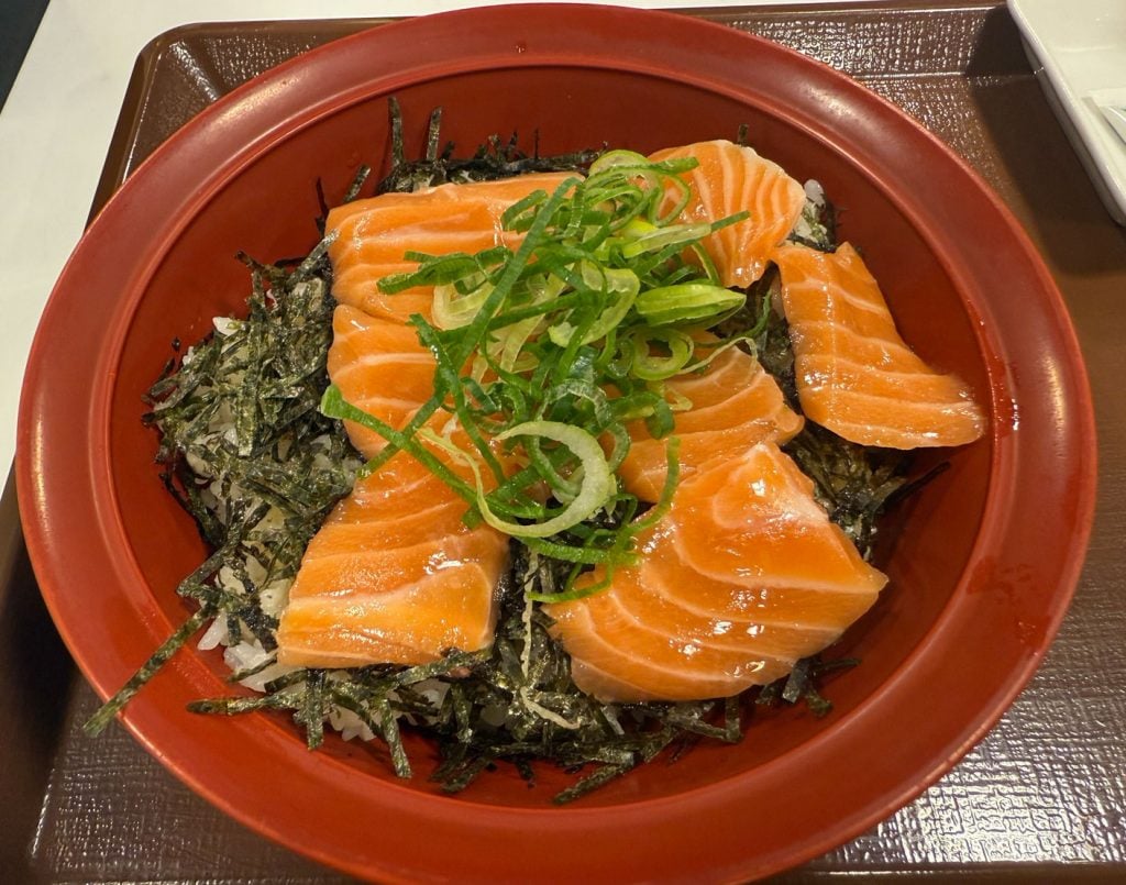 厚めにスライスしたサーモンが美味い！　12月16日発売のすき家「サーモン丼」を食べてみた