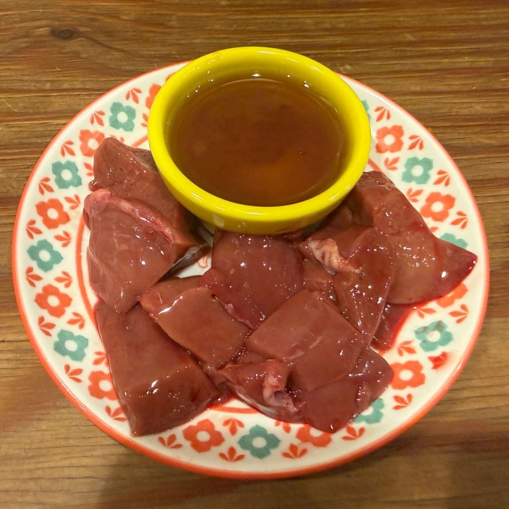 【大阪グルメ】鶏きも刺身77円・串カツ3本で100円！？　天神橋筋商店街の立ち飲み屋「生ニラレバ炒と朝引き鶏タタキ屋」