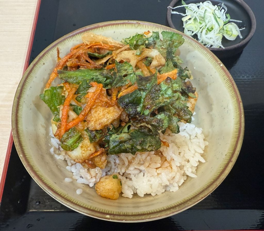 ゆで太郎の冬の定番「小柱と春菊のかきあげ」販売中！　辛葱豚丼も新発売　ちょっと食べてみた