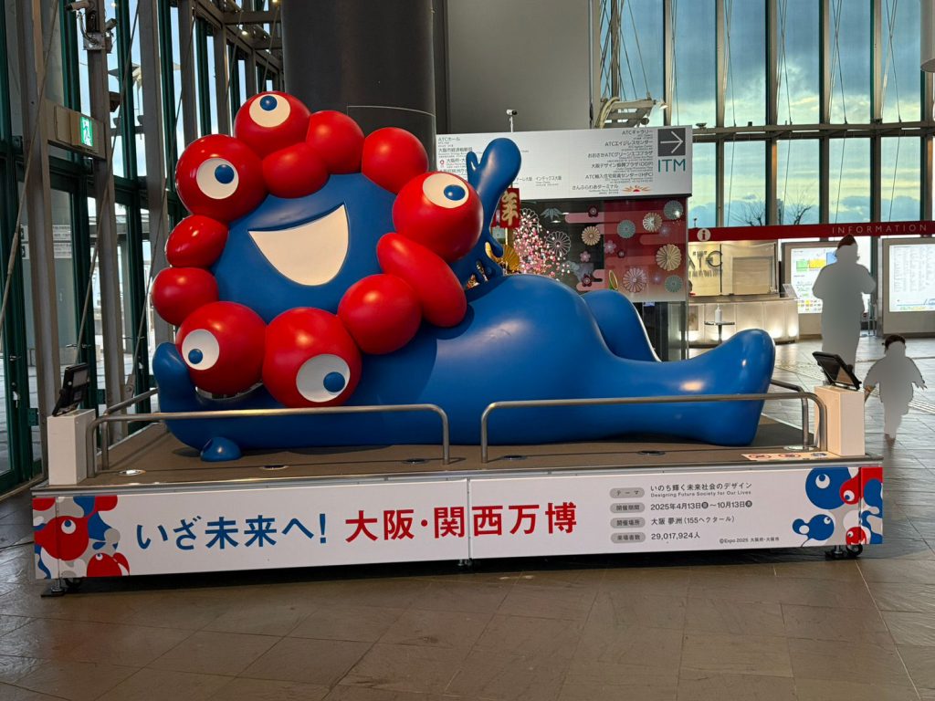 【万博メモリアル】大阪市役所前の寝そべりミャクミャクが万博会場近くの南港ATCに引越し！