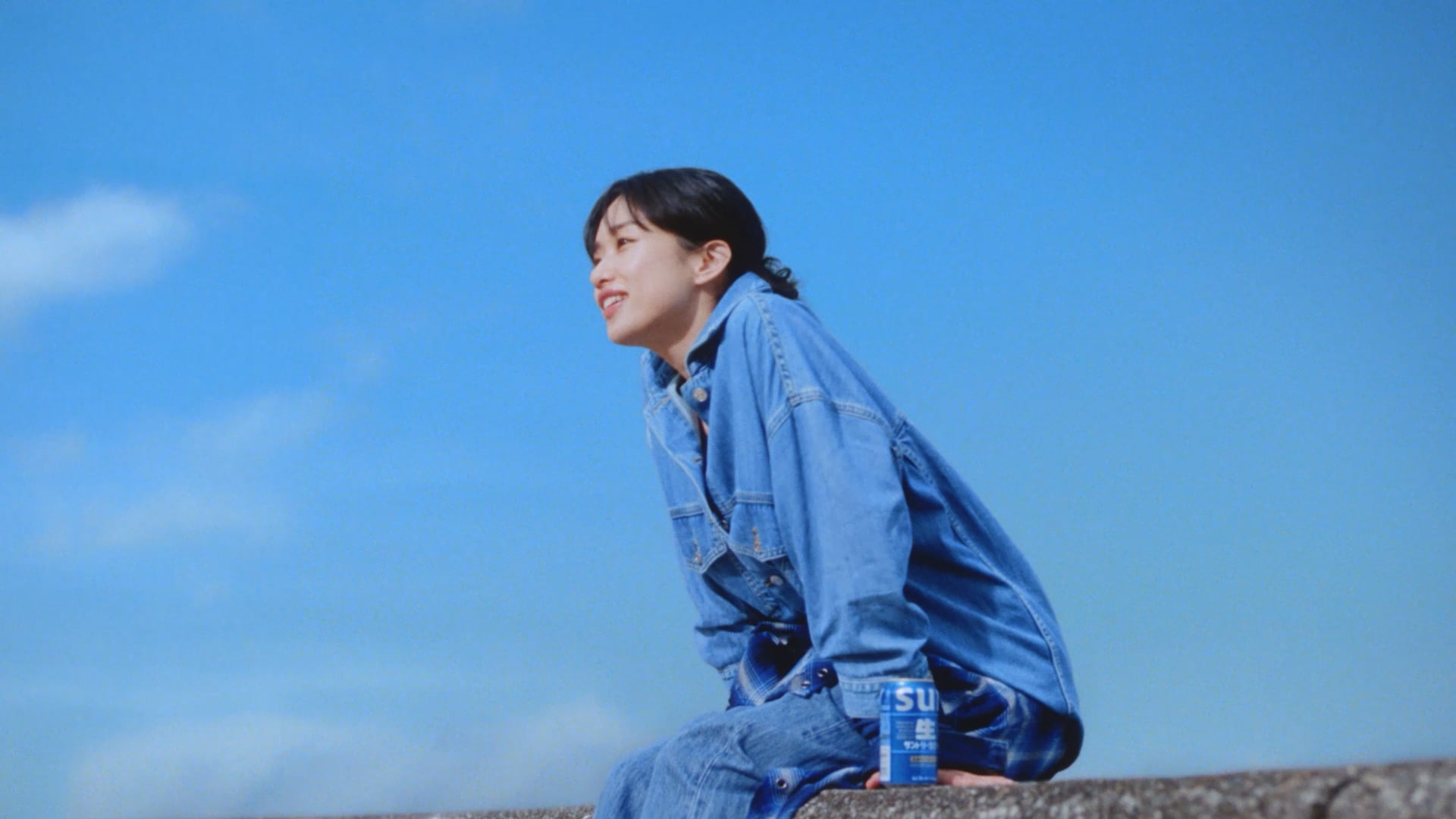 河合優実が海辺で「上を向いて歩こう」を口ずさむ！ サントリー生ビール新CM