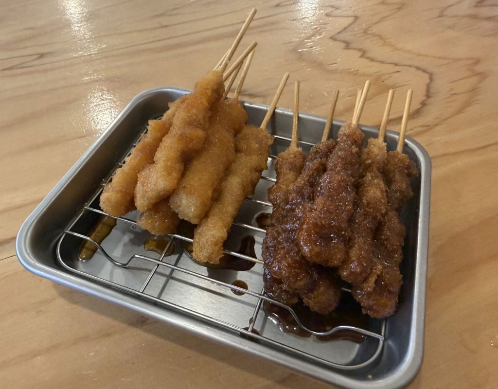 串カツ田中に新しい“無限串”が登場！　1本50円の「無限土手みそホルモン串」「無限柚子ぽん酢ホルモン串」を食べてみた