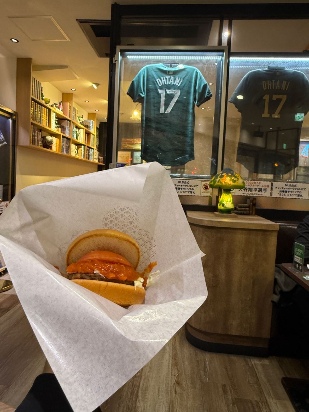 【鹿児島グルメ】貴重なユニフォームが店内にズラリ！　大谷翔平選手を激推しの天文館のモスバーガー