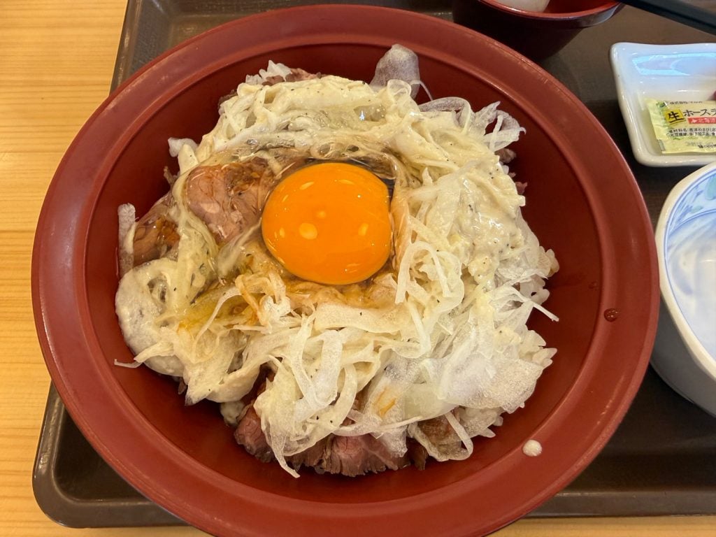 すき家のローストビーフ丼復活！　新登場の「サワークリームオニオン・ローストビーフ丼」を食べてみた