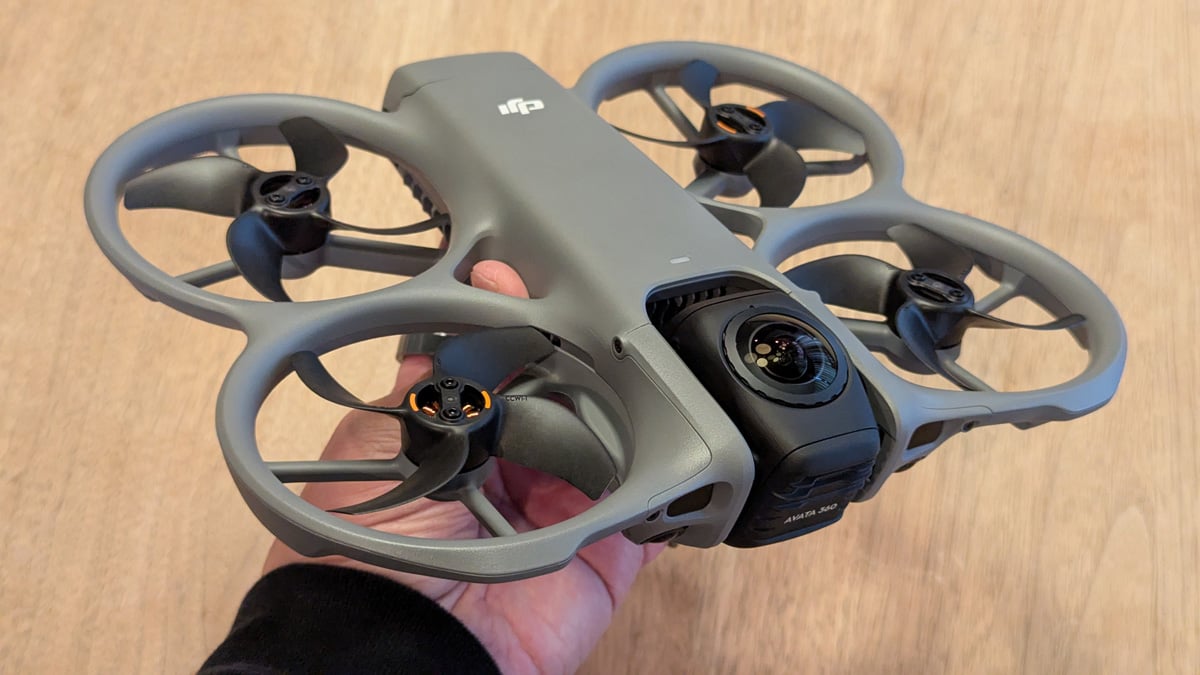 DJIが8K 360°カメラ搭載ドローン「Avata 360」を4月発売へ　送信機とゴーグル＆モーションコントローラーによる操作に対応