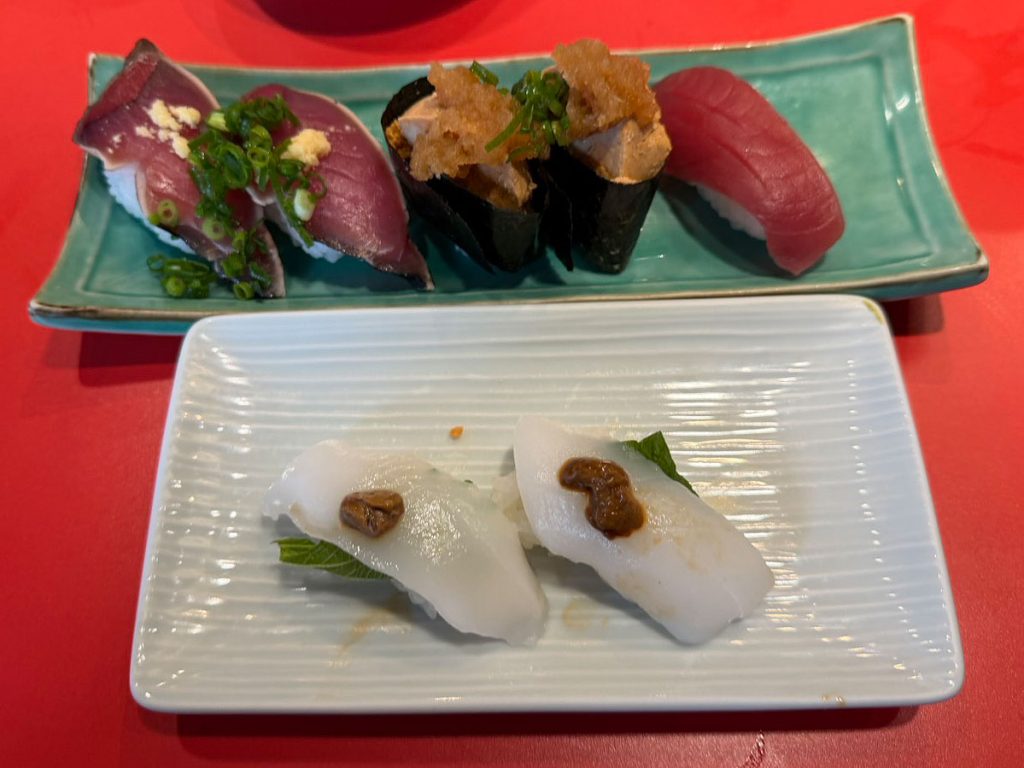【大阪グルメ】“魚屋の呑めるすし屋“　新鮮なネタの寿司が1皿2貫200円からの「ニューすしセンター」