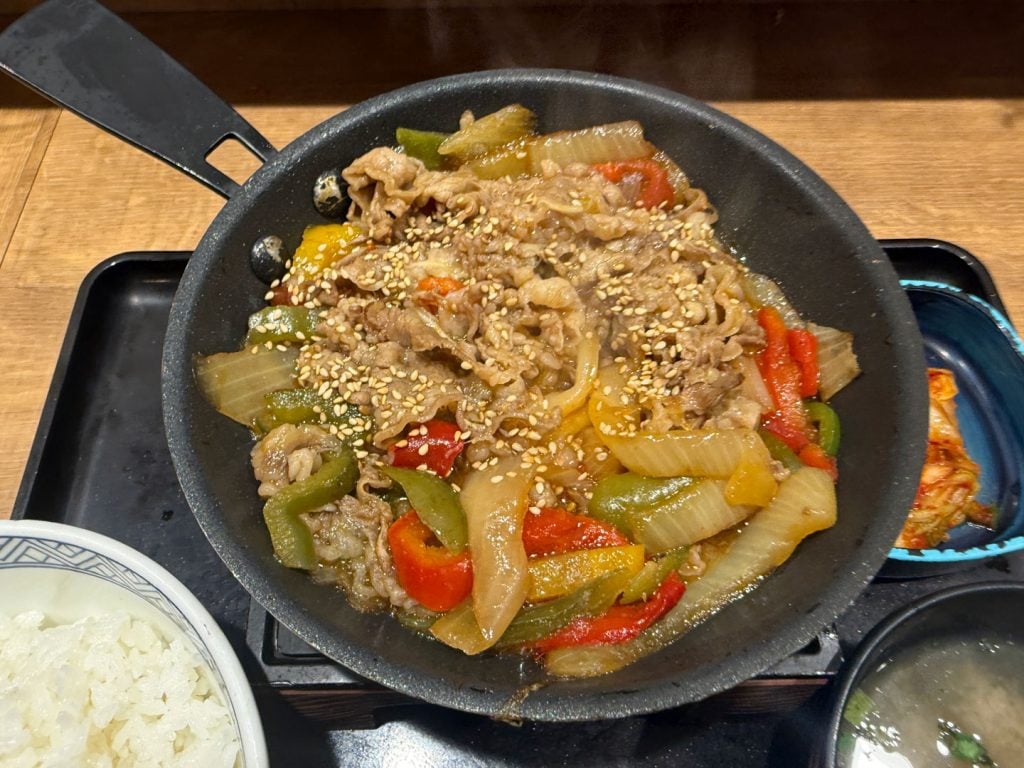 濃いめの味でご飯がすすむ！ 吉野家の期間限定「鉄板牛プルコギ定食」を食べてみた　2025年とはお肉が違う？